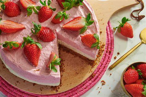 weiße Schokoladentorte mit Erdbeeren