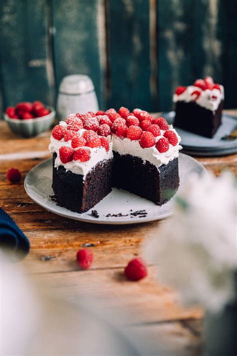 weiße sahneschicht auf schokoladenkuchen