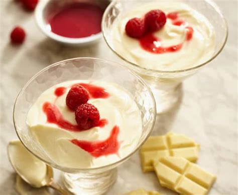 weiße schoko sahne creme mit himbeeren