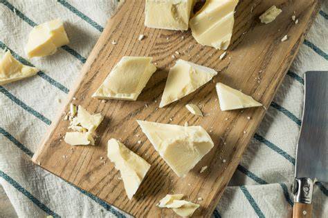 weiße schokolade chunks auf backpapier