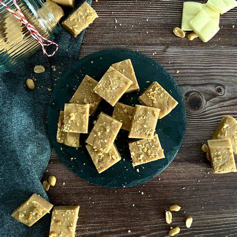 weiße schokolade und kondensmilch fudge aufgeschnitten auf einem brett