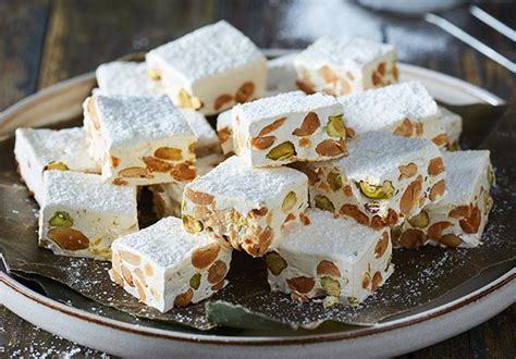weißer Nougat auf Backblech mit Pistazien bestreut