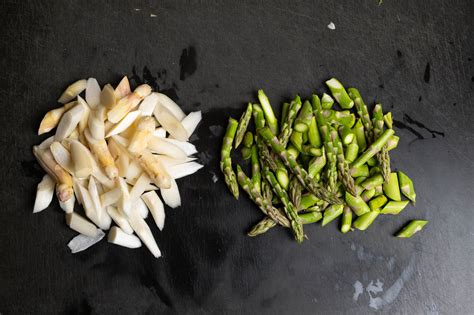 weißer- und grüner-spargel-mit-trüffel