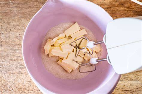 weiche Butter, Zucker und Eier zu cremigem Teig verrühren