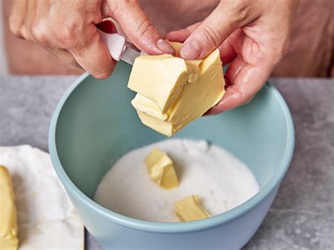 weiche Butter und Puderzucker in einer Rührschüssel
