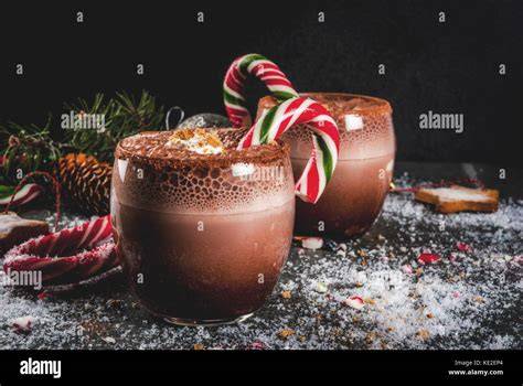 weihnachtliche heiße Schokolade mit Zuckerstange und Streudekor