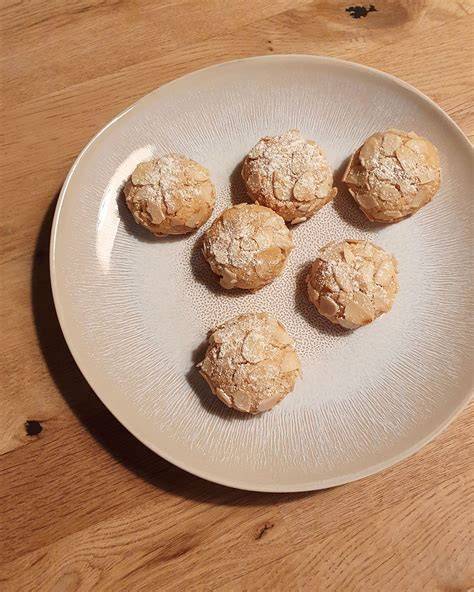 weihnachtsteller mit laktosefreien plaetzchen kokosmakronen marzipan monderl zimtsterne
