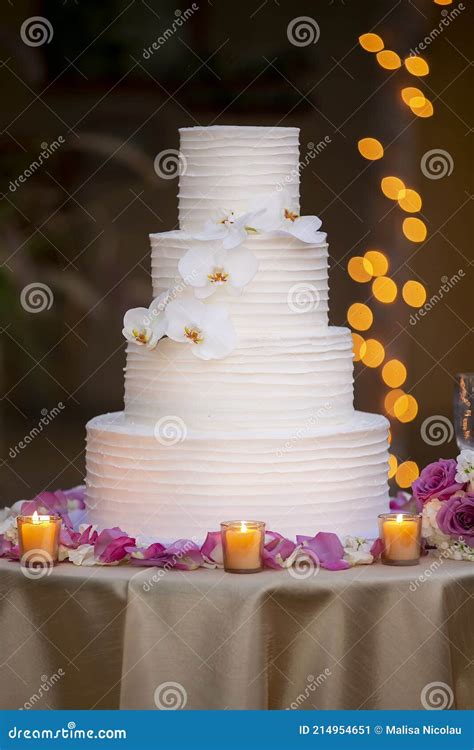 weisse essbare orchideen auf torte