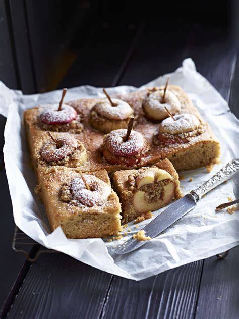 winterliche Blechkuchen am gedeckten Tisch
