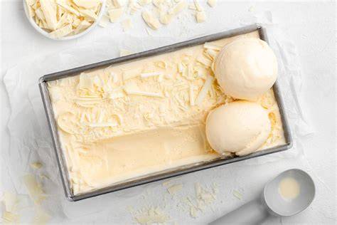 zartschmelzende Kugel weißes Schokoladeneis auf Brownie