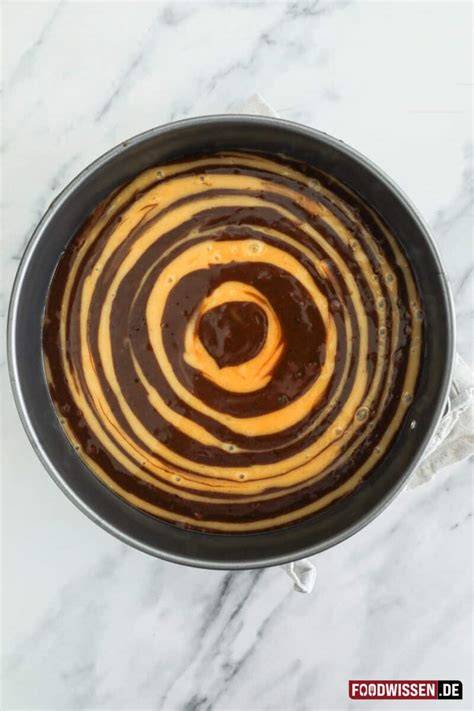 zebrakuchen schritt für schritt abwechselnd teig in die mitte