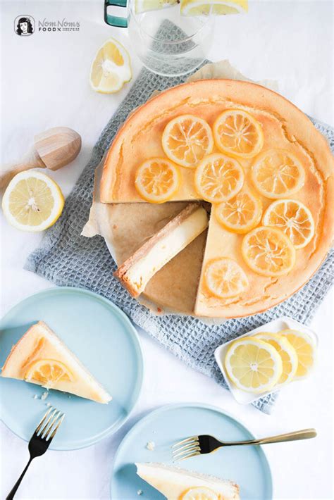 zitronen-kaesekuchen mit melisse garniert