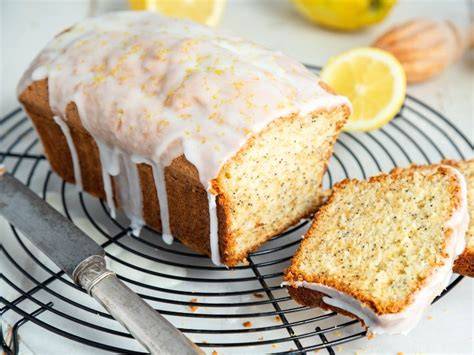 zitronenguss und dekorierter kuchen