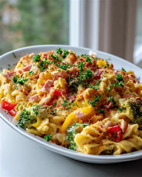 zucchini-parmesan-buttermilch-waffeln mit buntem paprika-topping