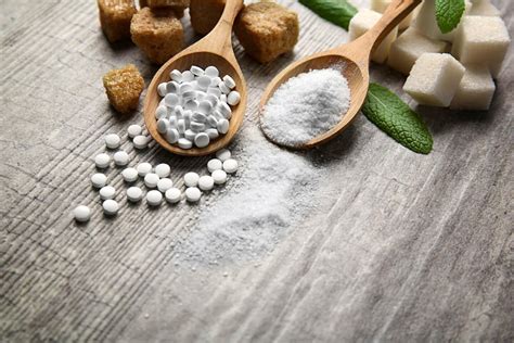 zucker_und_süßungsmittel_für_wassereis_auf_holztisch