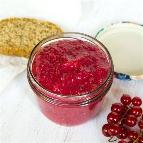 zuckerfreie Johannisbeermarmelade auf Brot