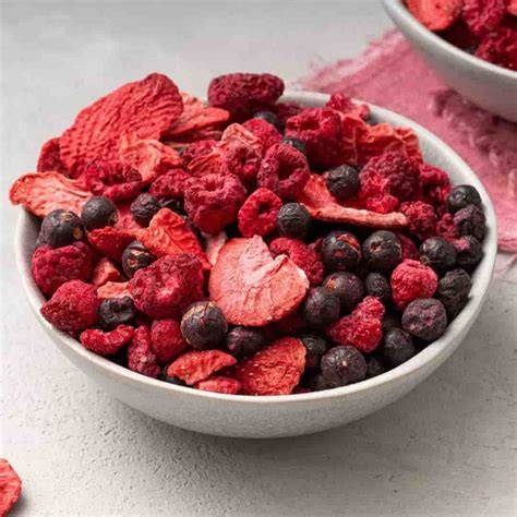 zuckerfreie Snack-Alternativen: Nüsse und gefriergetrocknete Beeren