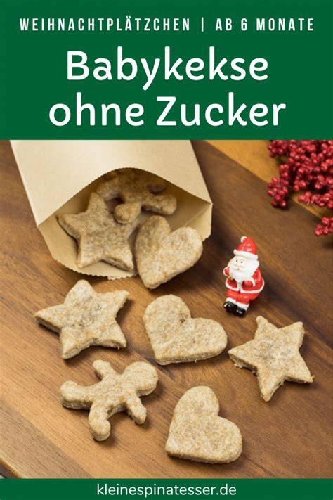 zuckerfreie babykekse und kleine sandwich-kekse auf holzbrett