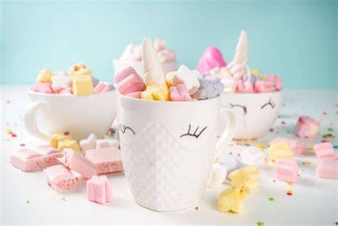 zutaten für einhorn kakao: weiße schokolade, lebensmittelfarbe, marshmallows
