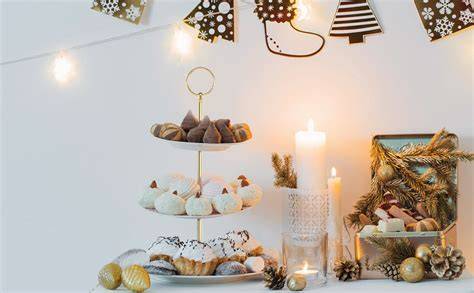 zweistöckige Etagere mit Kuchen und Muffins