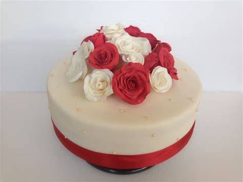 zweistöckige Fondanttorte mit roten Rosen