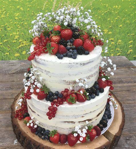 zweistöckige Hochzeitstorte mit Trockenblumen und Erdbeeren